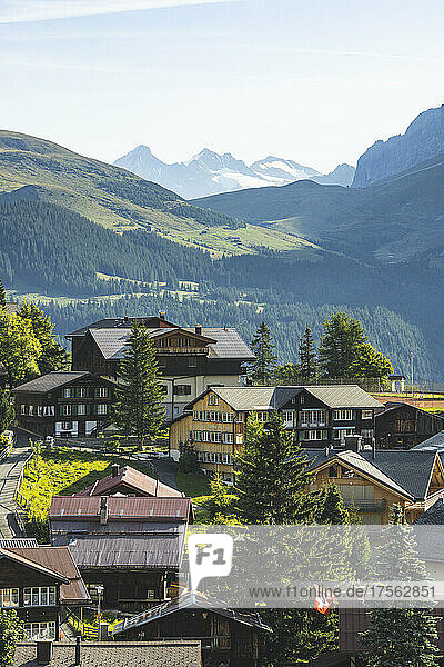 Traditionelles Chalet und Häuser im Alpendorf Murren im Sommer  Jungfrau Region  Kanton Bern  Schweizer Alpen  Schweiz  Europa