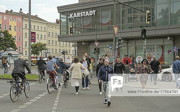 Passanten  Straßenszene zu Corona-Zeiten in Kreuzberg  Hermannplatz  Kreuzberg  Berlin  Deutschland  Europa