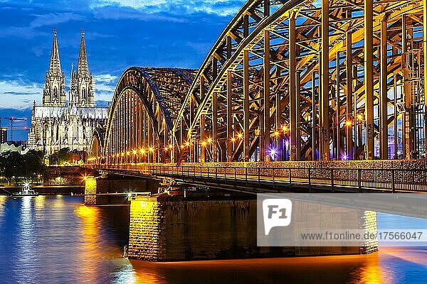 Kölner Dom Skyline und Hohenzollernbrücke mit Fluss Rhein in Deutschland bei Nacht in Köln  Deutschland  Europa