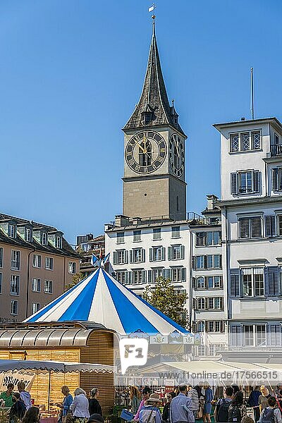 Karussell und Verkaufsstände in der Altstadt  Kirchturm der Kirche St. Peter  Zürich  Schweiz  Europa