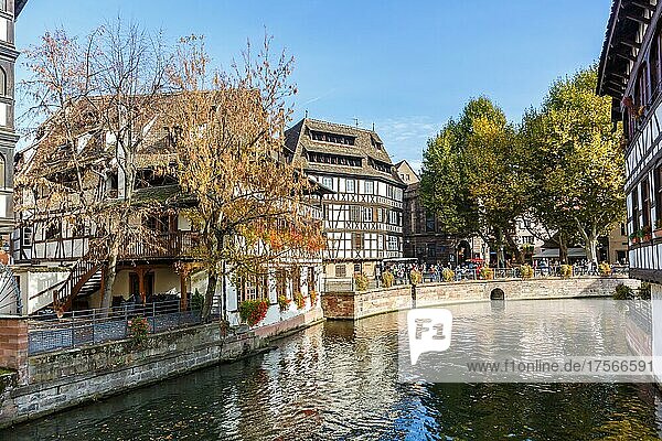 La Petite France historisch Fachwerkhäuser am Fluss Ill Wasser Elsass in Straßburg  Frankreich  Europa