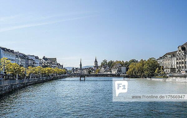 Blick über den Fluss Limmat  historische Häuser in der Altstadt  Türme des Fraumünster und St. Peter  Zürich  Schweiz  Europa