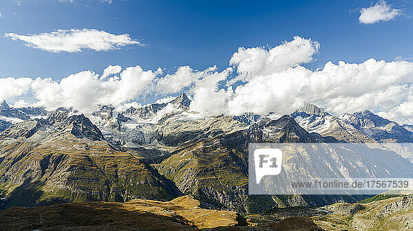 Die Sonne scheint durch die Wolken auf den Gipfel des Zinalrothorns  Kanton Wallis  Schweizer Alpen  Schweiz  Europa