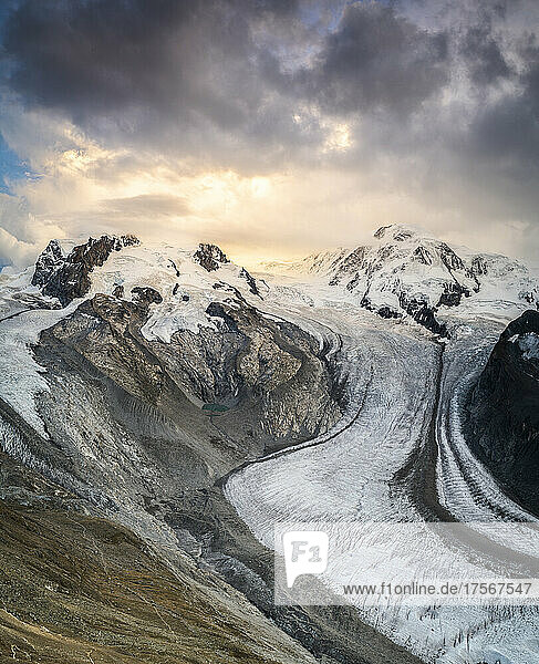Gornergletscher (Gornergletscher) mit majestätischen Lyskamm- und Monte Rosa-Gipfeln bei Sonnenuntergang  Zermatt  Kanton Wallis  Schweizer Alpen  Schweiz  Europa