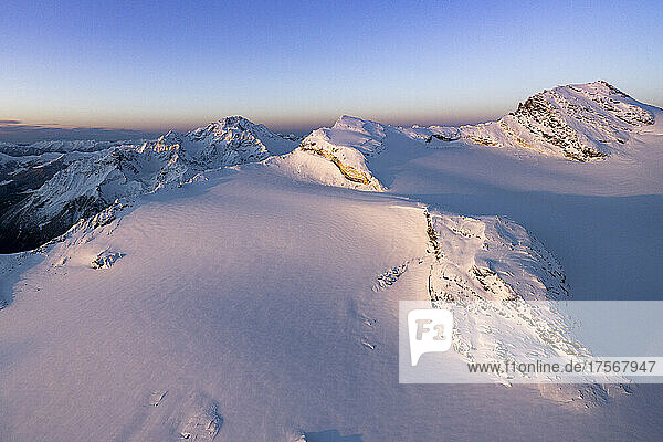 Winterlicher Sonnenaufgang auf dem schneebedeckten Monte Disgrazia  Sassa Entova  Pizzo Malenco und Scerscen-Gletscher  Valmalenco  Lombardei  Italien  Europa