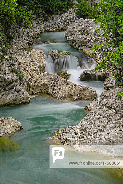 Wasserfall am Fluss Burano im Sommer  Apennin  Marken  Italien  Europa