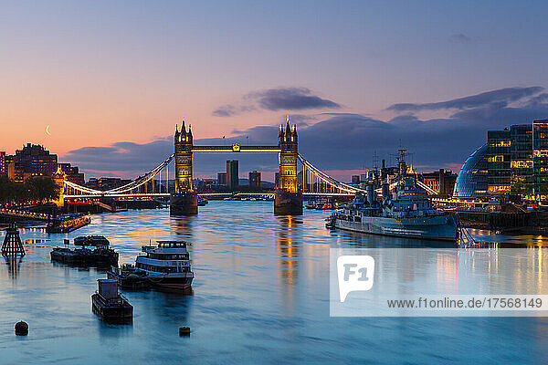 Tower Bridge und HMS Belfast bei Sonnenaufgang  London  England  Vereinigtes Königreich  Europa