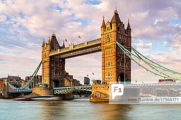 Tower Bridge und ein Londoner Bus im Nachmittagslicht  London  England  Vereinigtes Königreich  Europa