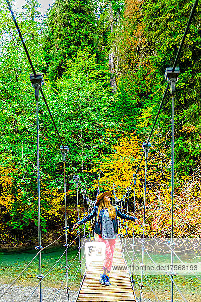 Frau genießt die Landschaft beim Überqueren einer Brücke im Mount Rainier National Park  Washington State  Vereinigte Staaten von Amerika  Nordamerika