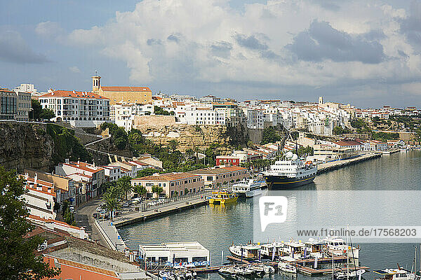 Blick über den Hafen auf die Stadtsilhouette  die Kirche Santa Maria prominent  Mao (Mahon)  Menorca  Balearische Inseln  Spanien  Mittelmeer  Europa