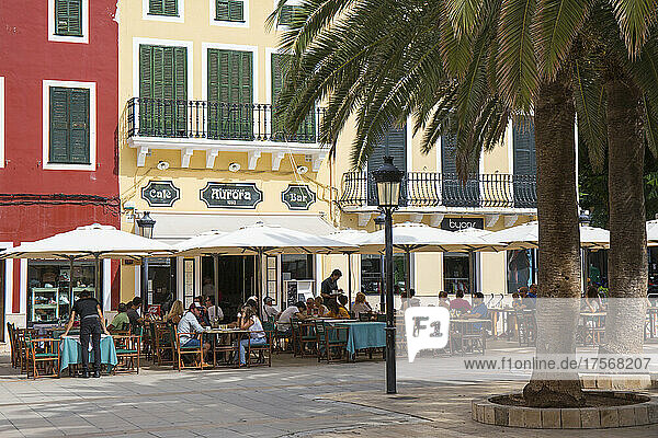 Typisches Straßencafé auf der Placa d'Alfons III Conqueridor  Ciutadella (Ciudadela)  Menorca  Balearen  Spanien  Mittelmeer  Europa