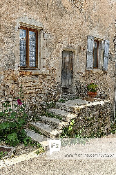Hauseingang  Holztür  mittelalterliches Dorf Banon in der Provence  Frankreich  Europa