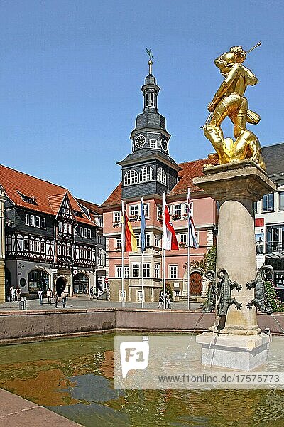 Marktplatz  historisches Rathaus  Brunnen  Brunnenfigur Sankt Georg  Fachwerkhaus  Eisenach  Thüringen  Deutschland  Europa