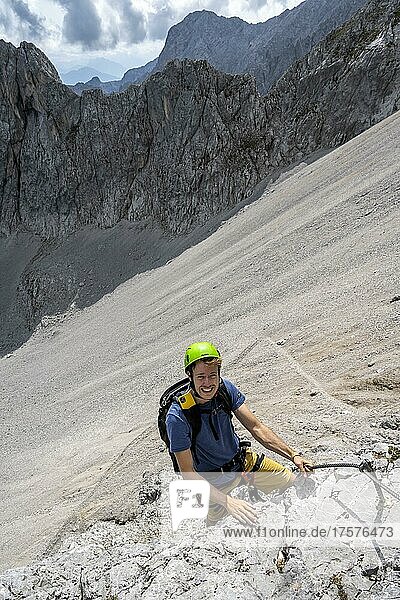 Junger Mann klettert im Klettersteig  Wanderweg zur Lamsenspitze  Karwendelgebirge  Alpenpark Karwendel  Tirol  Österreich  Europa