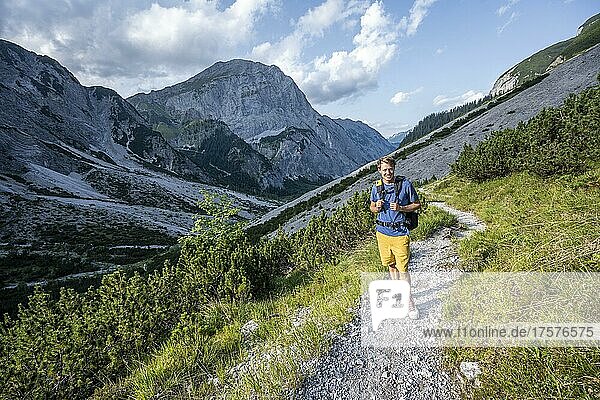 Wanderer auf dem Weg zur Lamsenspitze  Tirol  Österreich  Europa