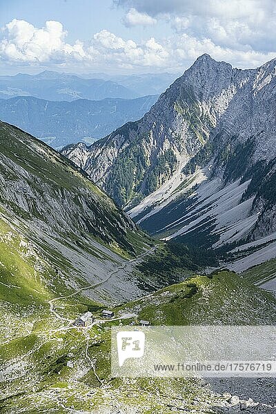 Ausblick auf Bergkessel mit Lamsenjochhütte  von der Lamsscharte  Blick ins Stallental  Vomper Kette  Karwendelgebirge  Alpenpark Karwendel  Tirol  Österreich  Europa