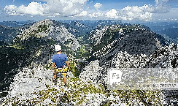 Wanderer am Gipfel der Lamsenspitze  Ausblick in das Falthurntal mit Gipfel Sonnjoch und Rappenspitze  Karwendelgebirge  Alpenpark Karwendel  Tirol  Österreich  Europa