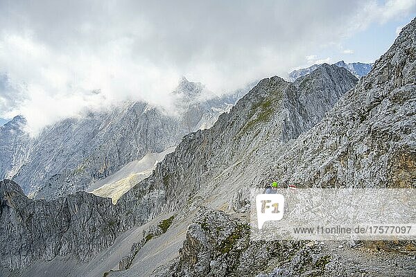 Wanderer auf Wanderweg zur Lamsenspitze  hinten felsige Berggipfel  Karwendelgebirge  Alpenpark Karwendel  Tirol  Österreich  Europa