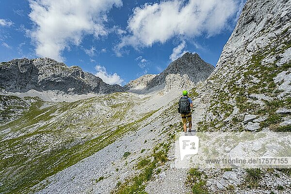 Wanderer auf Wanderweg zur Lamsenspitze  hinten felsige Gipfel der Lamsenspitze und der Mitterkarlspitze  Karwendelgebirge  Alpenpark Karwendel  Tirol  Österreich  Europa