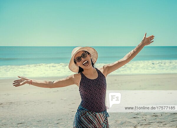 Frau in Hut glücklich am Strand  glücklich hübsche junge Frau im Urlaub  Urlaub Konzept. Rivas  Nicaragua  Mittelamerika