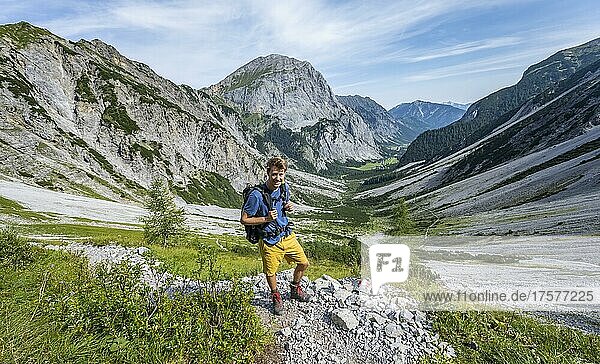 Hikers on the hiking trail to the Lamsenspitze from the Falzthurntal  in the back summit of the Sonnjoch  Karwendel Mountains  Alpenpark Karwendel  Tyrol  Austria  Europe