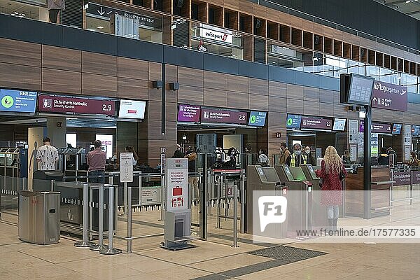 Haupthalle  Sicherheitskontrolle  Terminal 1  Flughafen BER  Brandenburg  Deutschland  Europa