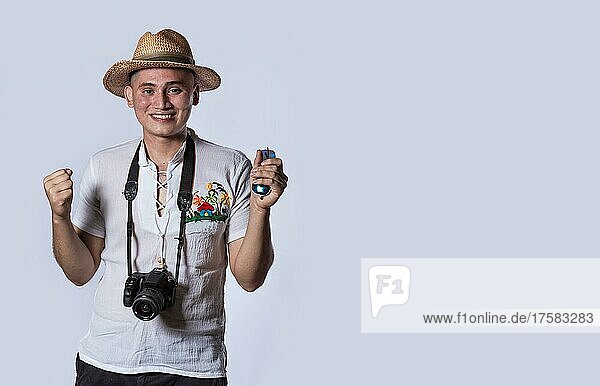 Tourist mit Hut und Kamera  Glücklicher Tourist mit Hut und Kamera um den Hals
