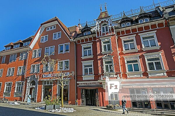 Klassizistische rote Fassade  Fußgängerzone  Isny  Allgäu  Bayern  Deutschland  Europa