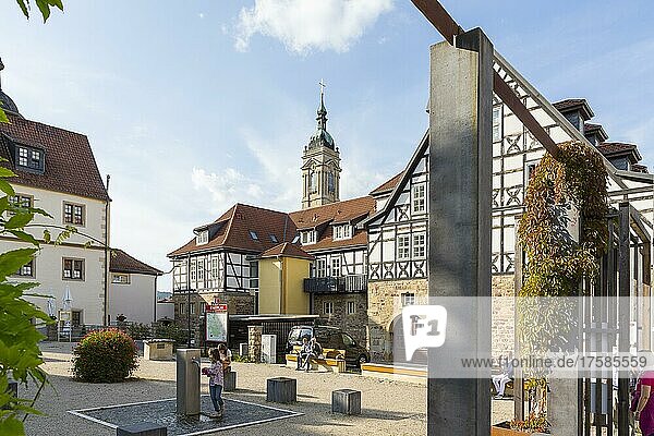 Lutherplatz mit Creutznacher Haus  im Hintergrund Turm der Georgenkirche  Eisenach  Thüringen  Deutschland  Europa
