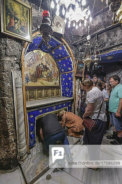 Pilger  Geburtsort Jesus Christus  Geburtsgrotte in der Geburtskirche  Bethlehem  Israel  Asien