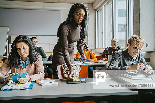 Männliche und weibliche Universitätsstudenten verschiedener Rassen im Klassenzimmer