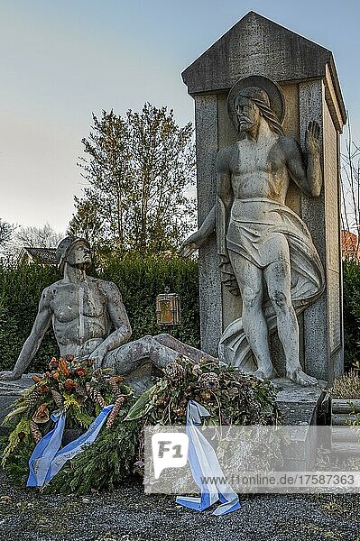 Kriegerdenkmal bei der Kirche St. Blasius und Alexander  Altusried  Allgäu  Bayern  Deutschland  Europa