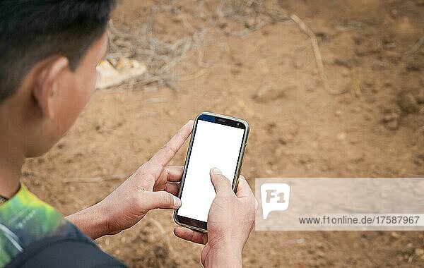 Nahaufnahme eines Mannes mit Handy in der Hand  Nahaufnahme von Händen mit Handy mit weißem Bildschirm  junger Mann mit Handy in der Hand mit Kopie Raum