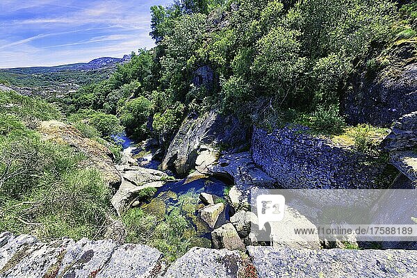 Die alte Steinbrücke  Dorf Castro Laboreiro  Nationalpark Peneda Geres  Minho  Portugal  Europa