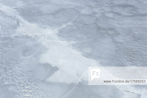 Eismuster auf einer gefrorenen Fläche  Sankt-Lorenz-Strom  Provinz Quebec  Kanada  Nordamerika