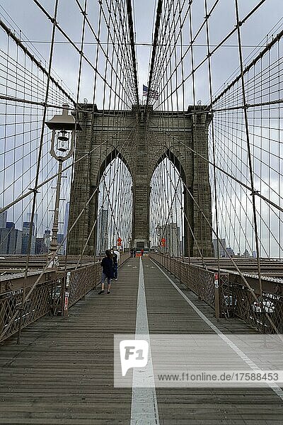 Brooklyn Bridge  hinten links Skyline von Lower Manhattan  Manhattan  New York City  New York  USA  North America