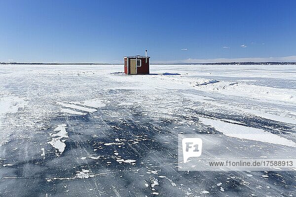 Hütte zum Eisfischen auf dem zugefrorenen Sankt-Lorenz-Strom  Montreal  Provinz Quebec  Kanada  Nordamerika