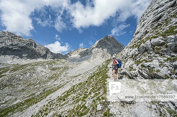 Wanderer auf dem Wanderweg zur Lamsenspitze  Karwendelgebirge  Tirol  Österreich  Europa