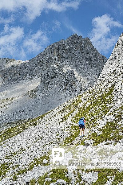 Hikers on the trail to the Lamsenspitze  Karwendel Mountains  Tyrol  Austria  Europe