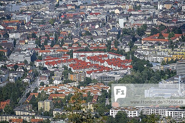 Ausblick vom Uetliberg auf die Innenstadt mit Wohnhäusern von Zürich  Kanton Zürich  Schweiz  Europa