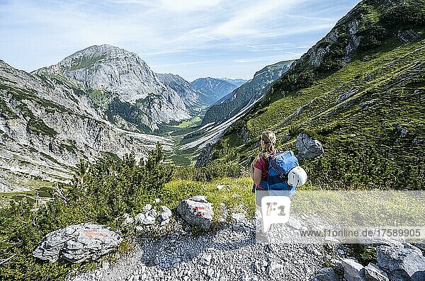Wanderer blickt über Bergtal  Wanderweg zur Lamsenspitze  Karwendelgebirge  Tirol  Österreich  Europa