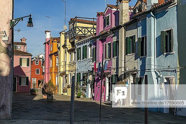 Gasse mit bunten Häusern  Burano  Venedig  Venetien  Italien  Europa