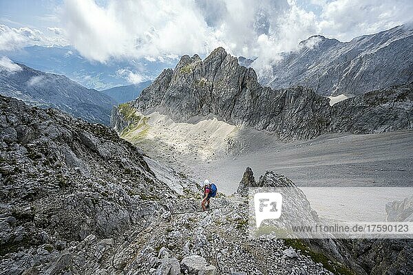 Hikers on the trail to Lamsenspitze  mountain basin and dramatic clouds  Karwendel Mountains  Tyrol  Austria  Europe