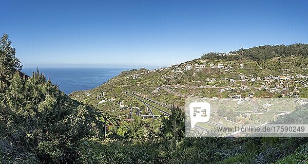 Straßennetz und Blick auf Ponta da Sol  Madeira  Portugal  Europa