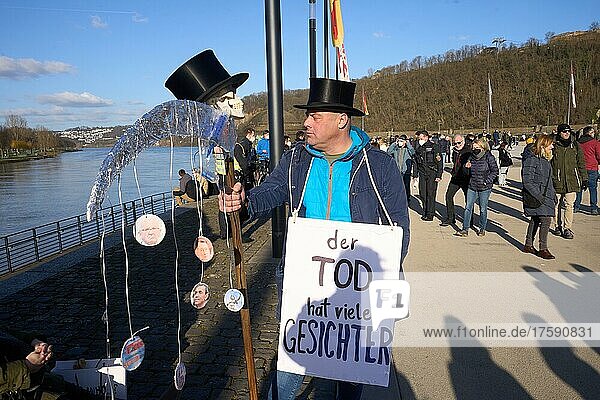 Ein Mann demonstriert gegen die Coronamaßnahmen der Regierung. Koblenz  Rheinland-Pfalz  Deutschland  Europa