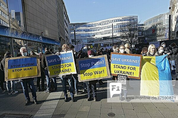 Demonstranten mit Protestplakaten gegen die russische Invasion der Ukraine  Ukraine-Krieg  Stop Putin Stop War  Friedensdemonstration auf dem Schadowplatz  Düsseldorf  Nordrhein-Westfalen  Deutschland  Europa