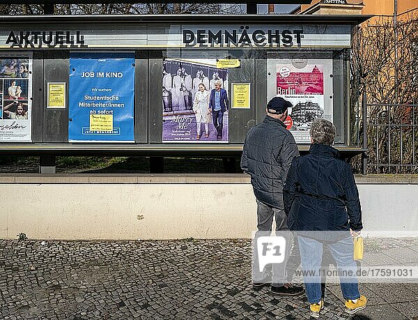 Seniorenpaar betrachtet den Schaukasten am Adria Kino in Steglitz  Berlin  Deutschland  Europa
