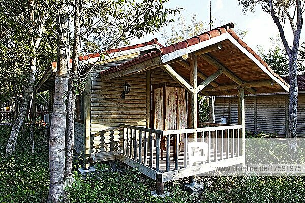 Blockhütte  Holzhaus  einfach  Bunglow auf Stelzen im Wald  Hotel  Bungalowanlage  Maria la Gorda  Provinz Pinar del Rio  Kuba  Karibik  Mittelamerika