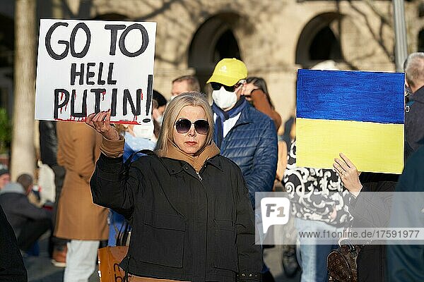 Ukrainekrieg  Eine Demonstrantin zeigt ein Schild mit der Aufschrift Go to hell Putin  Koblenz  Rheinland-Pfalz  Deutschland  Europa