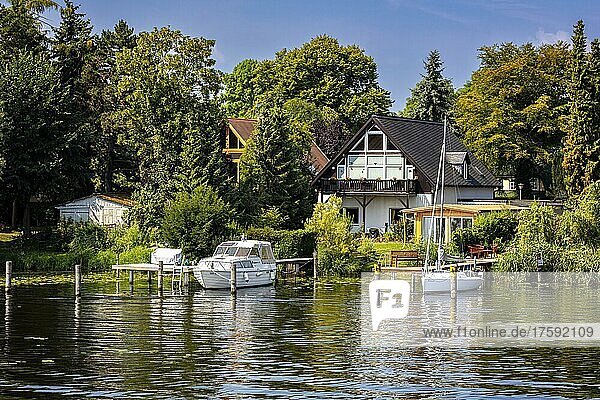 Kleine Villen mit Bootsanleger an der Havel bei Potsdam  Brandenburg  Deutschland  Europa